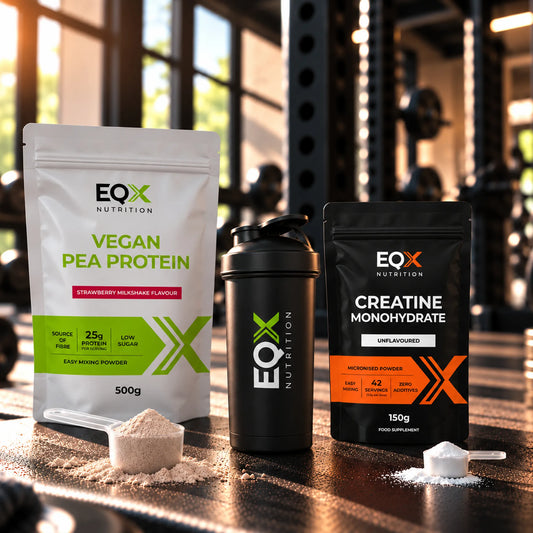 Proteína Vegan EQX Chocolate Milkshake 500 g, creatina sem sabor 500 g e shaker EQX numa bancada de ginásio.