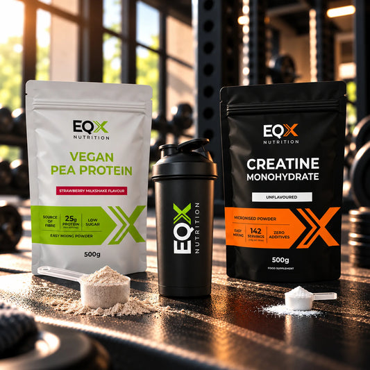 Proteína Vegan EQX Chocolate Milkshake 500 g, creatina sem sabor 150 g e shaker EQX numa bancada de ginásio.