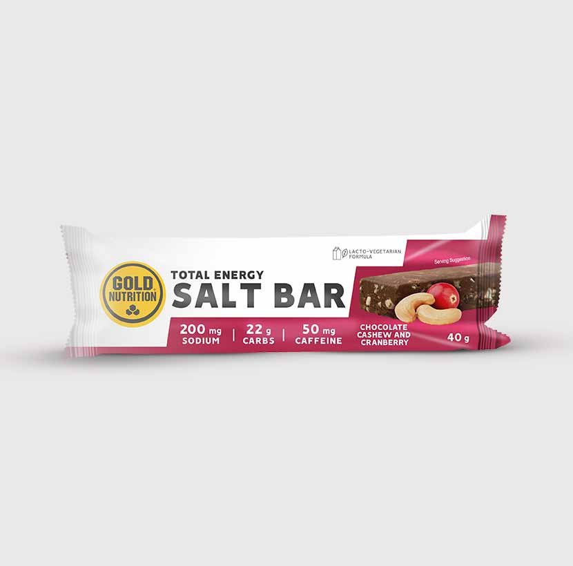 Barra energética GoldNutrition Energy Salt Bar sabor chocolate e amendoim, com 19g de hidratos de carbono, 50mg de cafeína e 203mg de sódio, embalada em fundo preto e verde.	