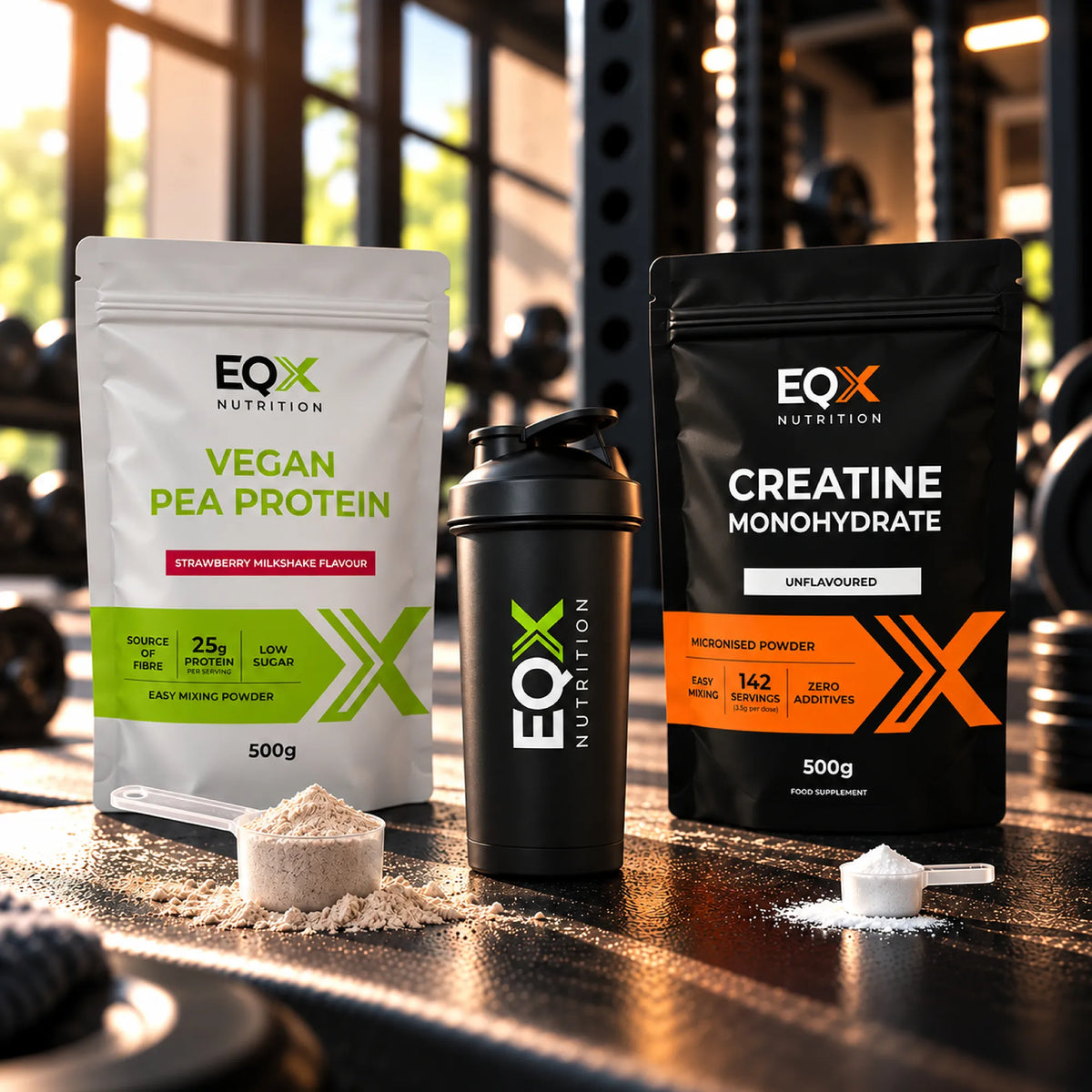 Proteína Vegan EQX Chocolate Milkshake 500 g, creatina sem sabor 150 g e shaker EQX numa bancada de ginásio.
