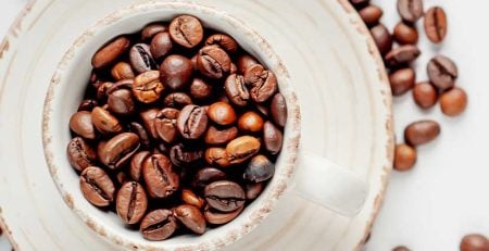 A cafeína aumenta a performance. Nós explicamos-te como é que umas simples cápsulas de cafeína fazem a diferença nas tuas metas desportivas.